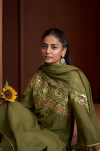 Conjunto de Kurta y Palazzo Bordados en Verde Oliva con Dupatta para Mujer, Ropa Étnica, Disponible para Compra al por Mayor - Product Image 5