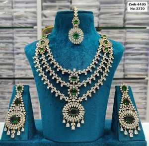 Elegante conjunto de collar nupcial en capas con detalles en azul zafiro y AD, con aretes y maang tikka para mujer - Product Image 3
