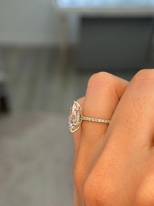 Anillo de compromiso con diamante marquise de 2.5 quilates cultivado en laboratorio, banda pavé de oro amarillo de 14k con halo oculto. - Product Image 3