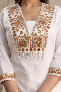 Conjunto de traje de pantalón y kurta recta de lino blanco de lujo con bordados, forro completo y dupatta a juego para mujer, ideal para bodas y fiestas. - Product Image 3