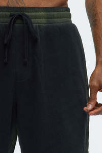 Shorts de détente noirs de qualité supérieure pour hommes avec cordon de serrage élastique à la taille, coupe confortable pour la maison, la salle de sport et les voyages - Product Image 3