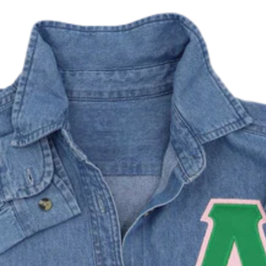   Chemise en jean bleu clair à boutons, manches longues, col classique, avec applique lettre verte, tenue décontractée pour sororité - Product Image 4
