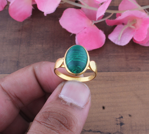Anillo Clásico de Fiesta de Plata de Ley 925 Bañado en Oro de 18K con Gema de Amatista, Diseño Ovalado Verde Corazón y Tallo Dividido, Venta al por Mayor - Product Image 1