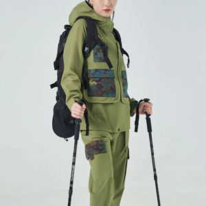 เสื้อแจ็คเก็ตซอฟต์เชลล์แบบใหม่ รุ่นวาร์ซิตี้ ปี 2026 แบบกันน้ำ กันลม สำหรับผู้หญิง มีซิป เหมาะสำหรับการฝึกซ้อมในฤดูหนาว  แบบถัก  สามารถสั่งทำสีและโลโก้ได้ - Product Image 4