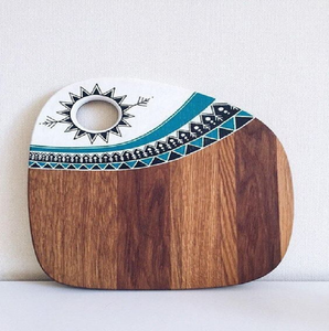 Tabla de cortar de madera grabada con flores silvestres, disponible a precios de mayorista para cocinas inspiradas en la naturaleza y para regalos. - Product Image 3