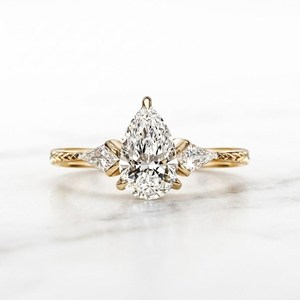 Diamante Cultivado en Laboratorio con Certificación IGI, Corte Pera, Piedras Laterales en Forma de Cometa, Oro Sólido de 10K, 14K, 18K, Color DEF, Claridad VVS, Joyería Fina - Product Image 3
