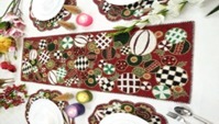 Ensemble de napperons de table perlés, sous-verres en perles de verre, housses de coussin et chemins de table floraux pour la décoration de salle à manger par Falah International - Product Image 6