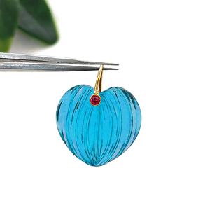 Colgante tallado de topacio azul de Londres con forma de calabaza, colgante tallado de cuarzo LBT de Londres con forma de corazón, dijes chapados en oro, colgante de corazón tallado, mayoristas - Product Image 1