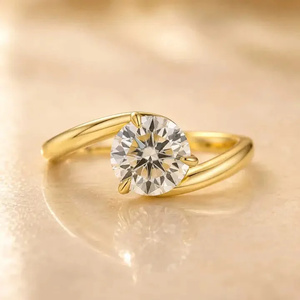 Anillo de Compromiso Solitario de Diseño Premium con Moissanita de 1.2Ct, Corte Ovalado, 3 Puntas, Chapado en Oro sobre Plata de Ley para Mujer, India. - Product Image 5