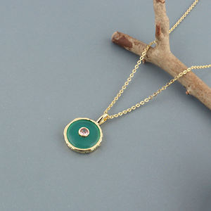 Collar al por mayor de ónix verde delicado con pequeño colgante redondo con detalles de circonita cúbica y textura, cadena chapada en oro. - Product Image 5