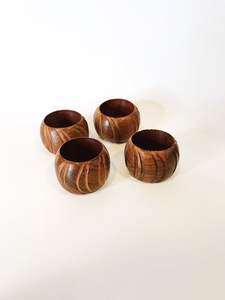 Anneaux de serviette en bois personnalisés avec initiales gravées, parfaits pour les décorations de table de mariage ou la décoration unique de table à manger - Product Image 3