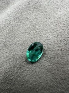 Esmeralda Zambiana Natural Súper Limpia de 1.30 Quilates, Corte Ovalado, Verde, Gema Suelta para Joyería - Product Image 1