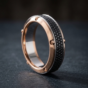 Bague pour homme personnalisée bicolore or rose et diamants noirs, sertie pavé, motif vis, détails rivetés, par RAAMAA - Product Image 3