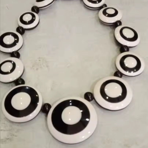Collares de Resina con Diseños Modernos, Proveedor de Collares de Resina, Collar Elegante para Fiestas - Product Image 1