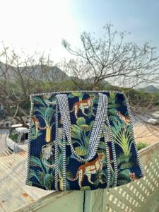 Bolsa de Mano Acolchada de Algodón Maaunique con Estampado de Hojas Tropicales y Animales de la Selva, 16x16 Pulgadas, Grande, Reutilizable, con Cierre, Lavable, Estilo Vintage, para Viaje - Product Image 3