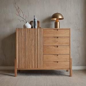 Buffet contemporain en teck massif avec panneau à lattes verticales et rangement fonctionnel par tiroirs, de Jepara, Indonésie - Product Image 1