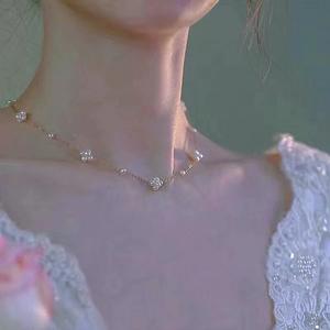 สร้อยคอมุกน้ำจืดธรรมชาติ ดีไซน์หรูหรา แสงอ่อนละมุน ดุจเทพธิดาแห่งฤดูร้อน ประดับด้วยลูกบอลดอกไม้ ดีไซน์ท้องฟ้าเต็มดาว สำหรับผู้หญิง - Product Image 1