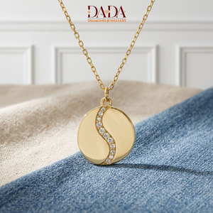 Collier pendentif rond avec accent diamant incurvé, ton or jaune, bijoux minimalistes pour femmes, cadeau de joaillerie fine personnalisée - Product Image 4