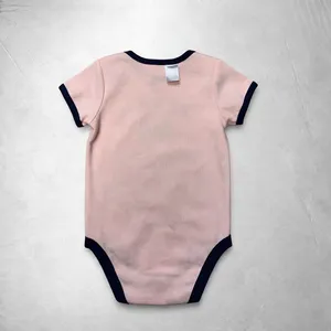 Body de Algodón Rosa Bebé con Estampado de Texto 'Mommy Plus Me One Lucky Daddy' - Mameluco de Manga Corta para Bebé con Ribete Azul Marino - Product Image 2