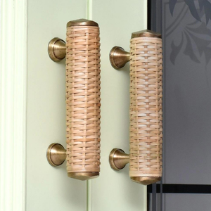 Poignée de porte en rotin artisanale, style côtier, pour armoires, tiroirs et portes intérieures, quincaillerie en cannage naturel tressé pour un style rustique - Product Image 1