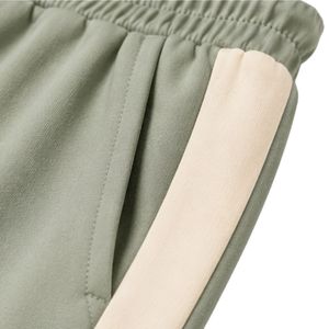 Conjunto de dos piezas informal personalizado para mujer, camiseta de manga corta verde salvia y beige y pantalones rectos largos, con detalles en contraste. - Product Image 5