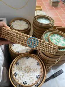 Ensemble de 3 sous-verres verts floraux en nacre avec cadres en rotin, sous-verres en mosaïque de coquillages faits à la main pour une table élégante - Product Image 2