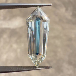 Diamante Cultivado en Laboratorio con Corte Antiguo Tipo Daga |   Diamante pulido con corte baguette cónico |   Anillo de compromiso con diamante suelto de efecto centro azul - Product Image 2