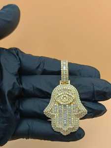 จี้รูปมือฟาติมาประดับเพชร VVS มอยส์ซาไนต์  พร้อมคุณสมบัติป้องกันภัย  ของขวัญเครื่องรางนำโชค  เงินแท้ 925 ชุบโรเดียม/ทองคำ  หรูหรา ได้รับการรับรอง - Product Image 6