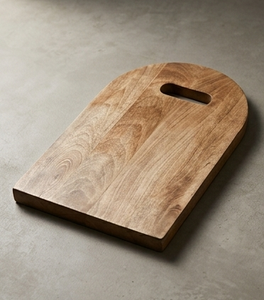 Planche à découper rectangulaire en bois de manguier finition naturelle avec dessus arrondi et poignée à fente - Product Image 4