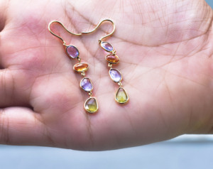 Pendientes Colgantes Hechos a Mano con Zafiro Multicolor Natural de Corte Rosa en Oro de 18K, Arcoíris Etéreo - Product Image 4