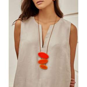 Collar de Resina Hecho a Mano con Superficie Lisa y un Atractivo Diseño de Colgante de Cristal, Accesorios de Moda RR ENTERPRISES India - Product Image 6