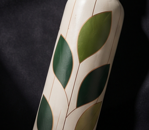 Venta al por mayor directa de fábrica: Botella decorativa de cobre esmaltado con elegante motivo de hoja verde, para bebidas ayurvédicas, a prueba de fugas. - Product Image 2