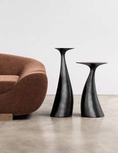 Table d'appoint Majestic Metal, une touche de majesté, un complément parfait pour les thèmes d'intérieur haut de gamme. - Product Image 1