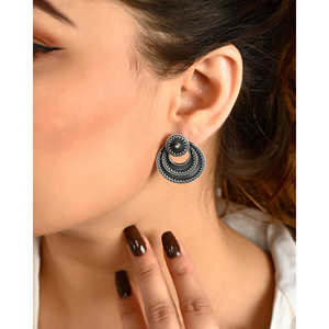 Boucles d'oreilles fines Meera Jaipur Chaand - Product Image 1