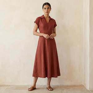 Vestido midi rojo ladrillo de algodón con paneles en forma de A para mujer, con tela ligera, estilo moderno y ajuste cómodo para el día a día. - Product Image 1