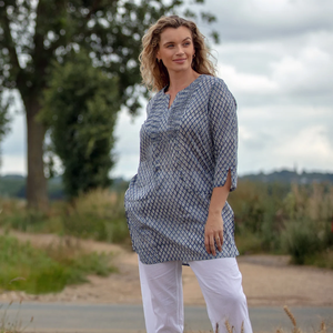 Longue tunique KURTA bleue avec motif blanc, 100% coton, imprimé à la main, plissé, haut décontracté pour femmes, cadeau pour elle - Product Image 1