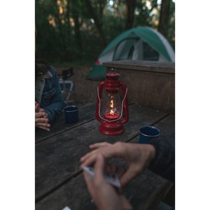 Lanterne en métal rouge personnalisable en gros avec abat-jour en verre, durable pour une utilisation en extérieur, forme cylindrique - Product Image 2