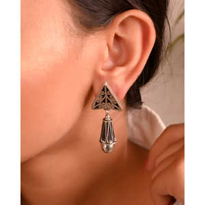 Boucles d'oreilles pendantes classiques en argent pour femmes Meera Jaipur - Product Image 2