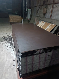 Contrachapado de doble cara con película impermeable, Vietnam, 4x8, grosor 3/4, para uso en construcción, encofrados, cofragem y edificaciones. - Product Image 3