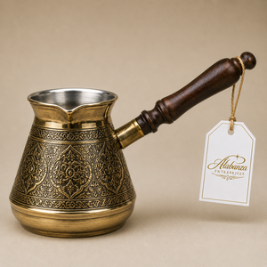 Cezve turque artisanale en laiton antique, design gravé, poignée en bois, grande capacité, Alabanza - Product Image 1