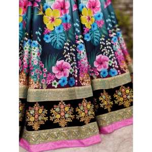 Jupe Lehenga multicolore à imprimé floral éblouissant avec chemisier en velours - Product Image 3