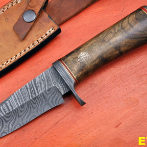 Couteau de chasse artisanal OEM en acier Damas avec manche en bois de cerf et laiton, avec étui en cuir - Product Image 1