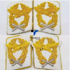 พวงหรีดดอกลอเรล 3 มิติ ทำมือ พร้อมลายปักดาบไขว้ด้วยด้ายทองแดง ปักบนผ้าขนสัตว์ สามารถปรับแต่งได้ - Product Image 5