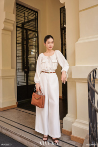 เสื้อผู้หญิง คอผ้ายืดหยุ่น ผ้าลินิน แขนยาว มีกระเป๋าหน้าผ้าแบบมีฝาปิด ผูกโบว์ ผูกเชือก สีงาช้าง เสื้อลำลอง SUSIE - Product Image 2