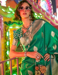 Sari de Diseño Tejido Verde con Mezcla de Seda para Mujer KV con Blusa Sin Coser - Product Image 1