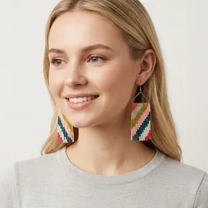 Boucles d'oreilles pendantes bohèmes faites à la main multicolores, brodées, style boho, avec perles de rocaille arc-en-ciel colorées - Product Image 2