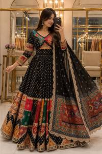 Ensemble festif noir Garba Chaniya Choli en coton mousseline épais à imprimé numérique, avec broderie miroir véritable, jupe évasée de quatre mètres et dupatta assortie - Product Image 4