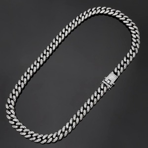 Collier chaîne cubaine en moissanite diamantée fait main, best-seller, idéal pour les cadeaux d'anniversaire, de naissance et de fêtes, disponible à la vente - Product Image 3