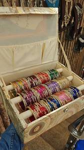 Coffret cadeau en verre orné de pierres Kundan avec bracelets multicolores et rangement enroulable à motif floral pour femmes - Product Image 6