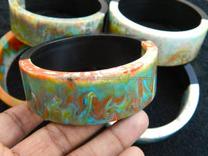 Gemelos hechos a mano personalizados altamente pulidos, brazalete de resina de moda estilo Ángel Vintage, artesanía de resina para mujeres de la India - Product Image 3